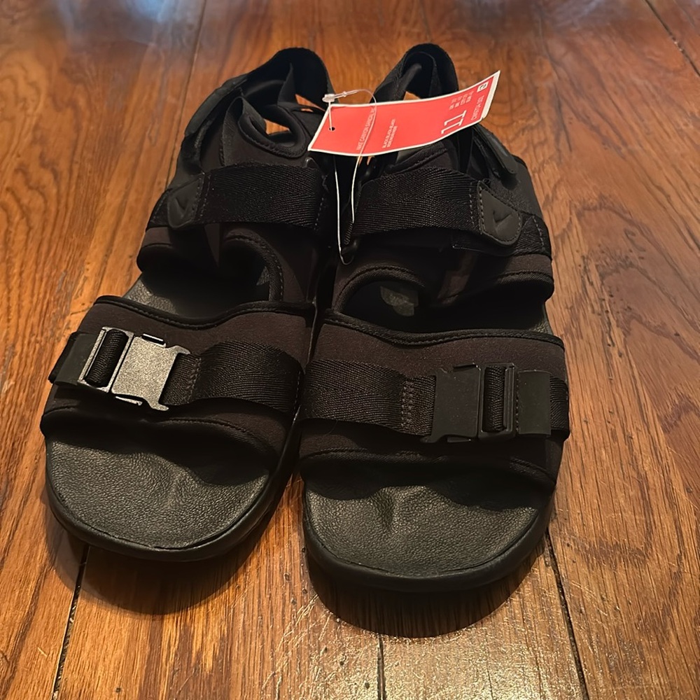 Nike Canyon triple black outdoor hiking sandals men’s size 11, NEW with tags